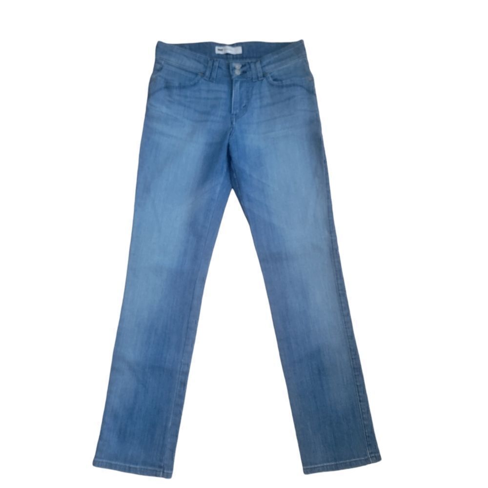 Levi's Medium Wash Mid Rise Jeans. Size 30.